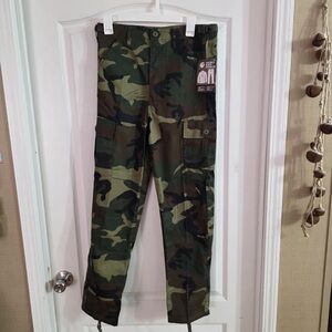 Rothco Kid’s Fatigues Woodland Camo Pants NWT Sz 18.  8073